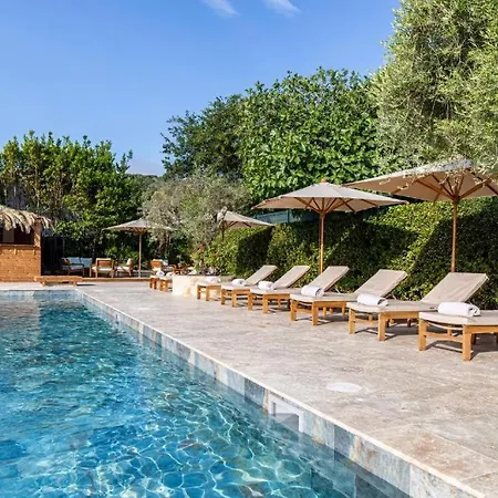 فندق مبيت وإفطار Le Quatre Saisons Et Ses 7 Somptueuses A 300 Euros Par Chambre سان تروبيه